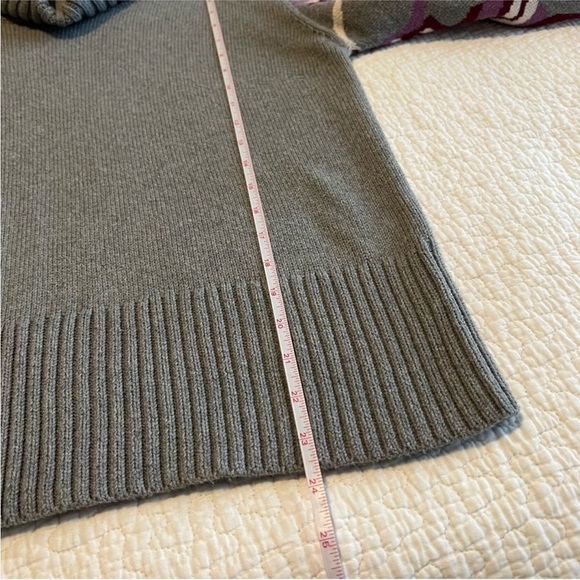 Cabi Women's Eden Pullover Sweater
Turtleneck Floral Bell Sleeves Sz M worn <5X - Picture 10 of 10